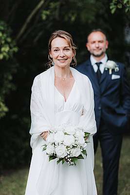 La mariée posant avec son bouquet