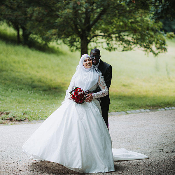 Séance photo des mariés dans un parc