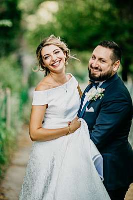 Les mariés s'amusent lors de la séance photo de couple