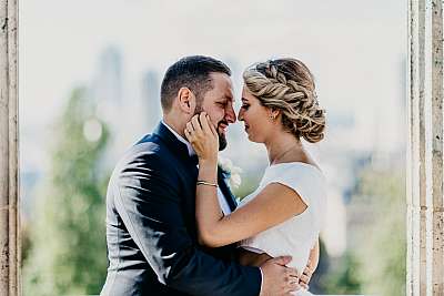 Les mariés émus lors de la séance photo de couple