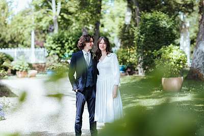 Le couple pose dans un jardin fleuri