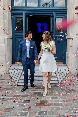 Le jeune couple à la sortie de la mairie