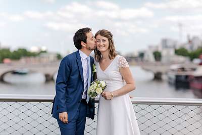 Les mariés pendant la séance photo de couple