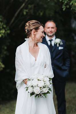 La mariée regarde par dessus son épaule lors de la séance photo de couple