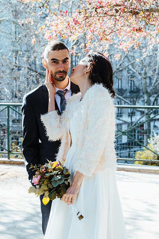 La mariée embrasse le marié pendant la séance de couple