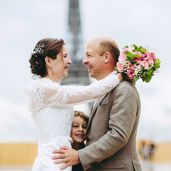 Les mariés pendant la séance photo de couple