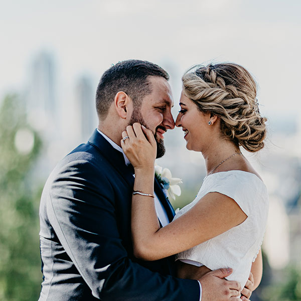 Les gestes affectueux des mariés pendant les photos de couple