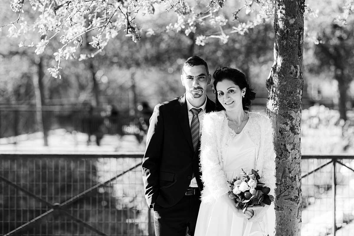 Photo des mariés dans un jardin fleuri