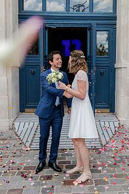 Les mariés sous les pétales de rose