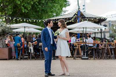 Les mariés prennent la pose pour les photos de couple