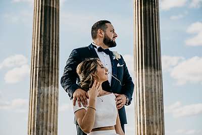 Le couple prend la pose pour les photos de couple