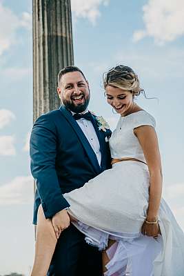 Le marié complice avec la mariée