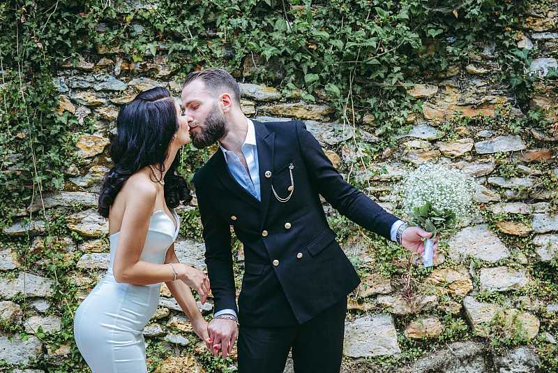 Les mariés s'embrassent pendant la séance de couple