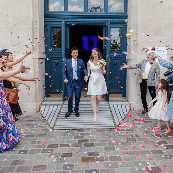 Les mariés sortent de la mairie sous les confettis