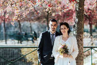 Séance photo de couple avec les fleurs roses