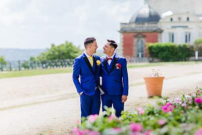 Les mariés complices pour la séance photo de couple