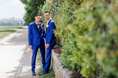 Les mariés dans la verdure pour les photos de couple