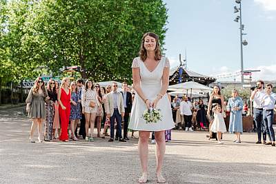 La mariée lance son. bouquet