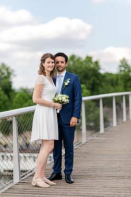 Le couple sur un pont pour la séance photo de couple