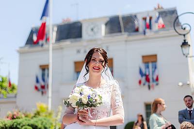 Le grand sourire de la mariée devant la mairie