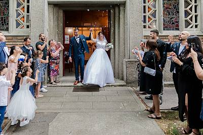 Les mariés à la sortie de l'église