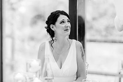 Les larmes de la mariée pendant le discours de son mari