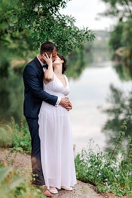 Photo de couple romantique au bord de l'eau
