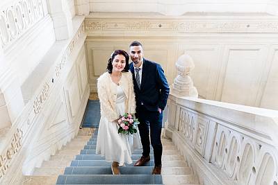 Les mariés complices avant d'entrer dans la salle des mariages