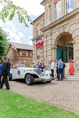 Les invités et les mariés devant la mairie