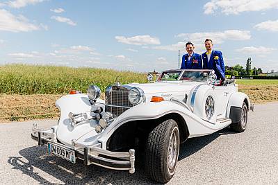 Les mariés dans une voiture ancienne