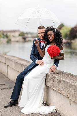 Les mariés posant au bord d'un fleuve pour les photos de couple