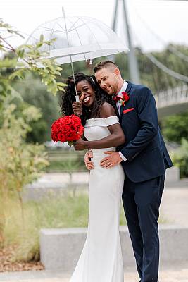 Le fou-rire des mariés pendant la séance photo de couple