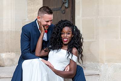 Lumière exceptionnelle pour les mariés hilares pendant la séance photo de couple