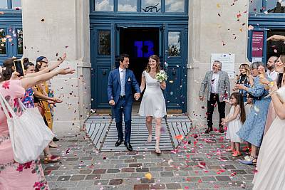 Les mariés accueillis sous les confettis à la sortie de la mairie