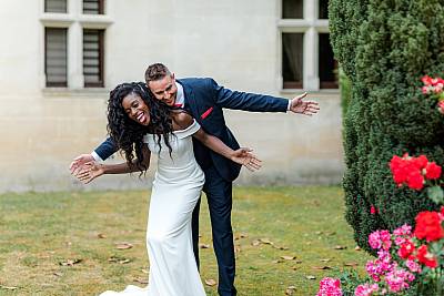 Les mariés se lâchent pour la séance photo de couple