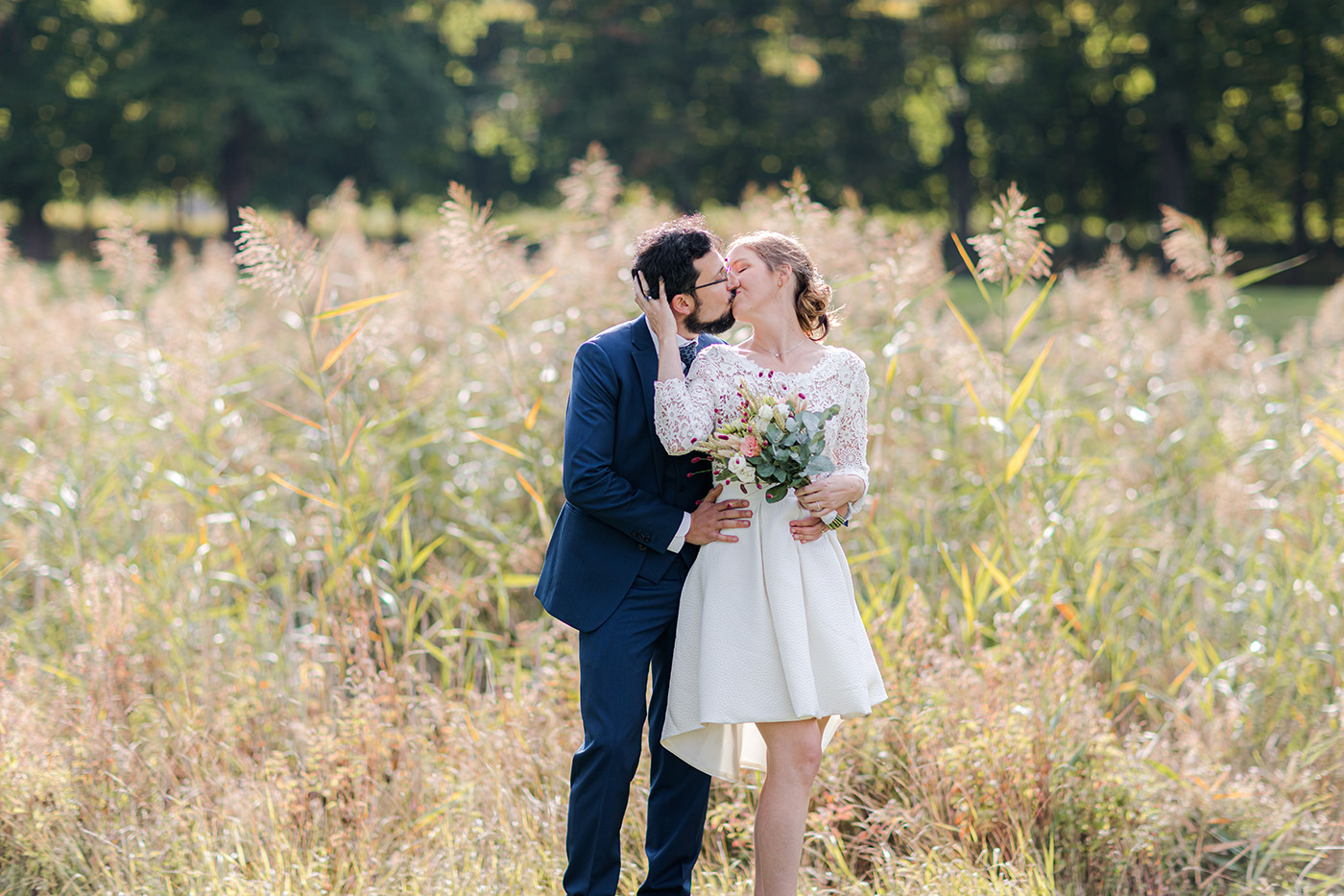 Le baiser des mariés durant la séance photo de couple