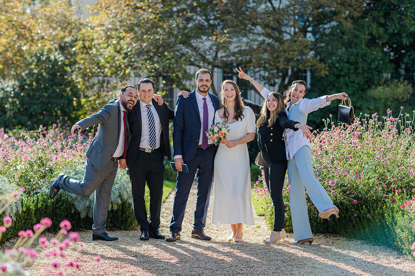 Photo de groupe décontractée lors d'une mariage