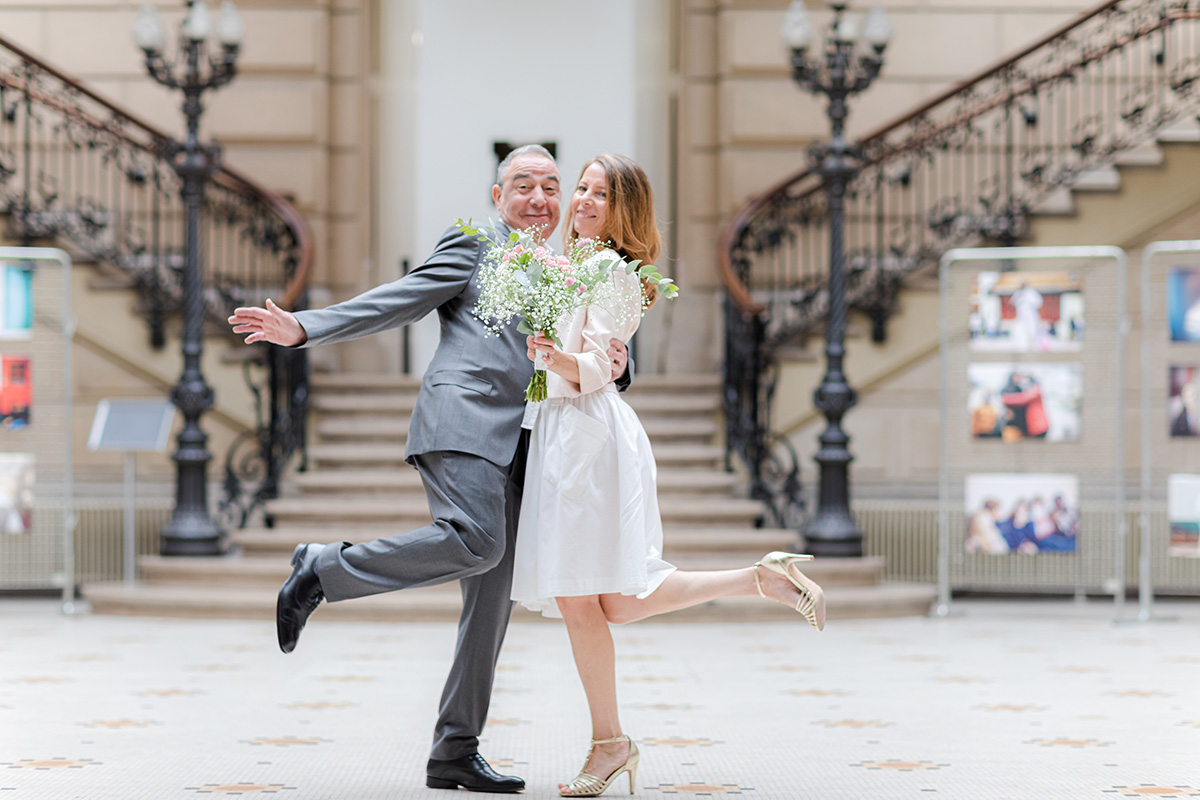 Le couple s'amuse pendant la séance photo de couple