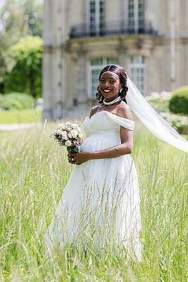 La mariée posant seule avec son bouquet