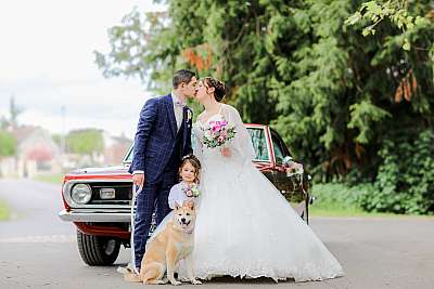 Photo des mariés avec leur petite famille