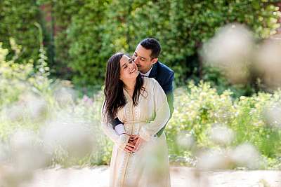 Séance photo de couple dans un parc près de la mairie