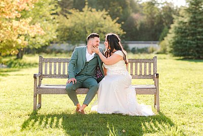 Séance photo de couple avec les mariés sur un banc