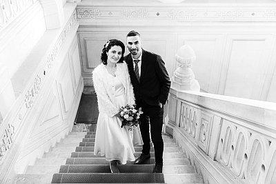 Le couple montant les marches vers la salle des mariages