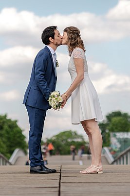 Les mariés la tête dans les nuages pour la séance photo de couple