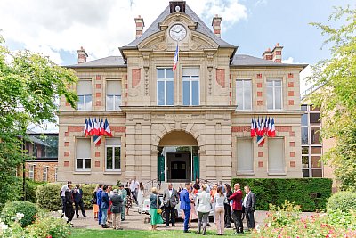 La charmante mairie et les invités