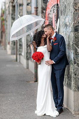 Séance photo de couple en Ile-de-France sous la pluie