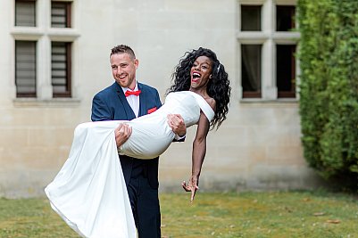 Les mariés s'amusent pendant la séance photo de couple