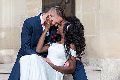 Les mariés nez à nez pendant la séance photo de couple