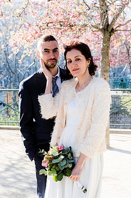 Séance photo de couple avec les arbres en fleur