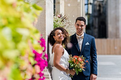 Les mariés posent devant la mairie pour la séance photo de couple